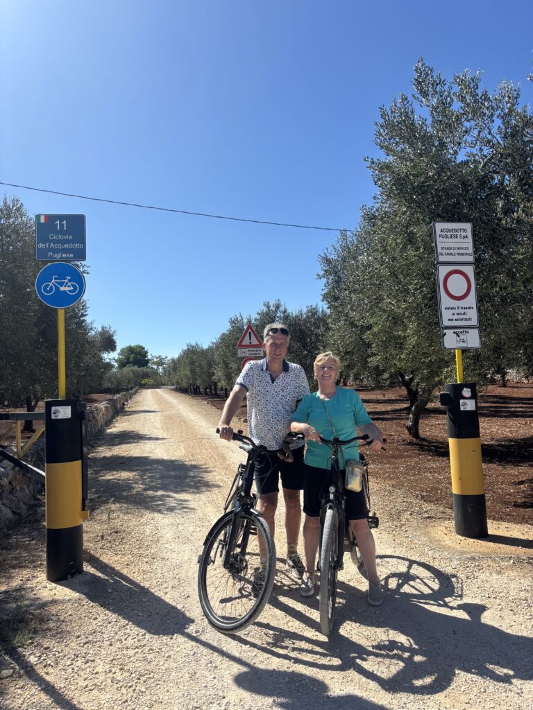 Nazomer fietsen Puglia gasten op fietspad tijdens e-bike tour